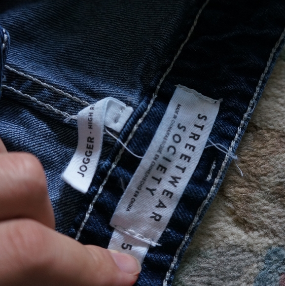 Dark wash jogger cargo jeans - Picture 3 of 3